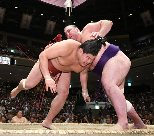 阿炎（左）は栃ノ心がまげをつかんだため、反則勝ち