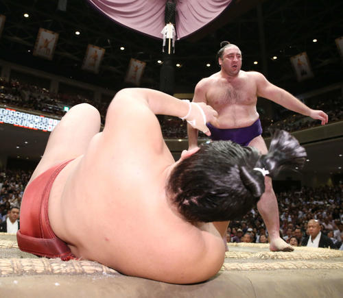 先に砂に付く阿炎（左）だが、まげをつかんだ栃ノ心が反則負けとなり勝ち星をあげる（撮影・河田真司）