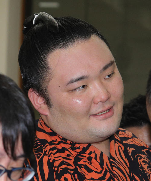 支度部屋を出発する朝乃山（撮影・中島郁夫）