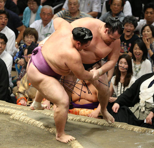 鶴竜（右）を寄り切りで破る朝乃山（撮影・中島郁夫）