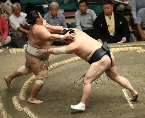 志摩ノ海（左）を押し出しで破る隠岐の海（撮影・河田真司）