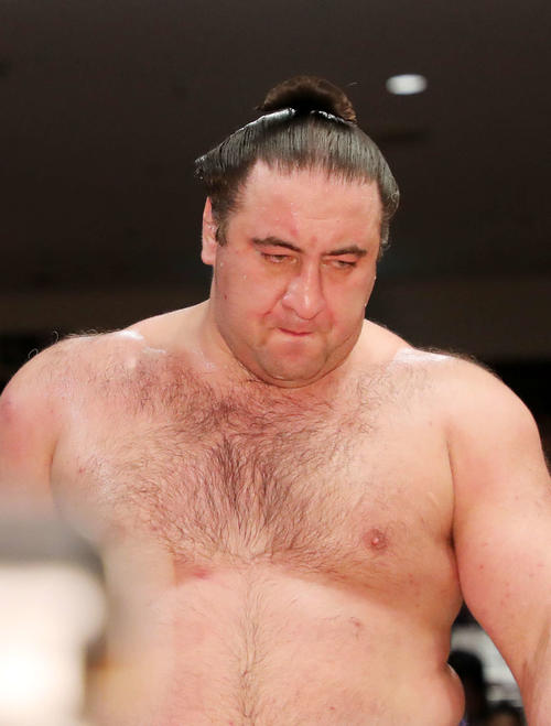 玉鷲に押し出しで敗れ悔しそうな表情を見せる栃ノ心（撮影・鈴木正人）