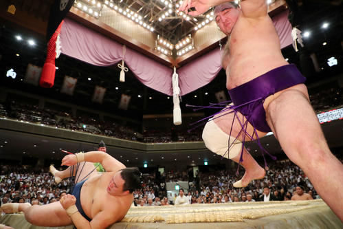 玉鷲（左）に押し出しで敗れる栃ノ心（撮影・鈴木正人）