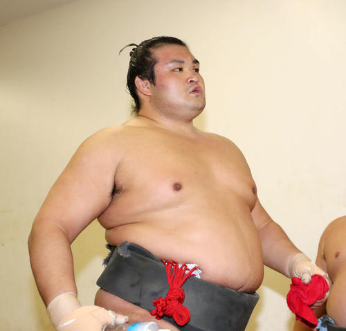 土俵を引き揚げる千代の国（撮影・鈴木正人）