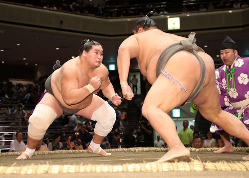 鋭い立ち合いで北勝陽（右）を攻める照ノ富士（撮影・鈴木正人）