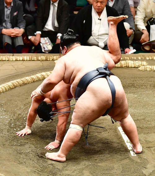 徳勝龍（右）は石浦をはたき込みで下す（撮影・小沢裕）