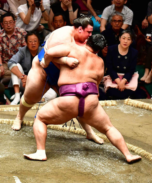 朝乃山（右）は碧山を寄り切りで下す（撮影・小沢裕）