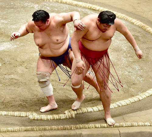 北勝富士（左）は阿炎を寄り切りで下す（撮影・小沢裕）
