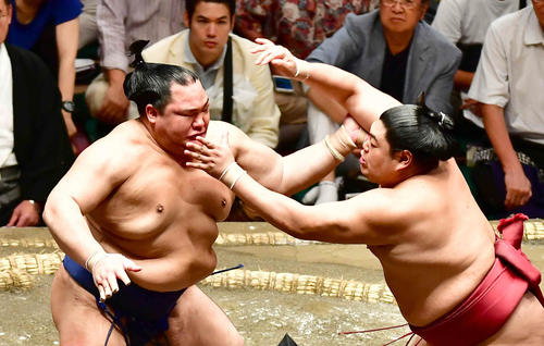 北勝富士（左）は阿炎を寄り切りで下す（撮影・小沢裕）