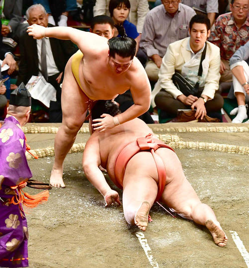 遠藤（左）は千代大龍をはたき込みで下す（撮影・小沢裕）