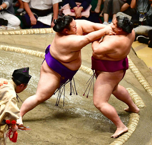 貴景勝（左）は押し出しで御嶽海を下す（撮影・小沢裕）