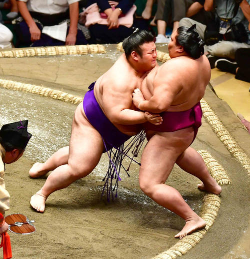 貴景勝（左）は押し出しで御嶽海を下す（撮影・小沢裕）