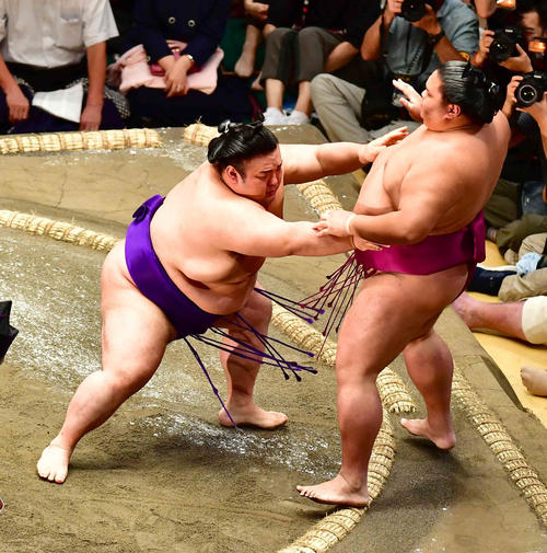 貴景勝（左）は押し出しで御嶽海を下す（撮影・小沢裕）