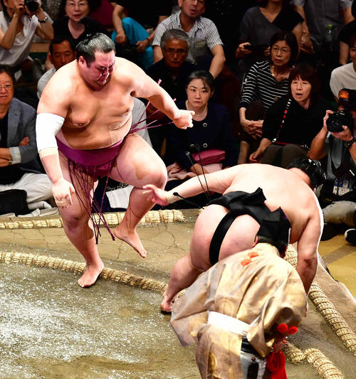 豪栄道（右）ははたき込みで友風に敗れる（撮影・小沢裕）