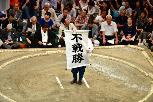 鶴竜の休場で玉鷲の不戦勝が館内に伝えられた（撮影・小沢裕）