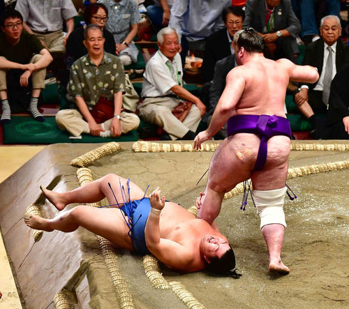 栃ノ心（右）は正代を突き落としで下す（撮影・小沢裕）