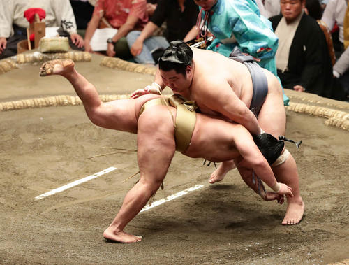 石浦を破った徳勝龍（右）（撮影・丹羽敏通）