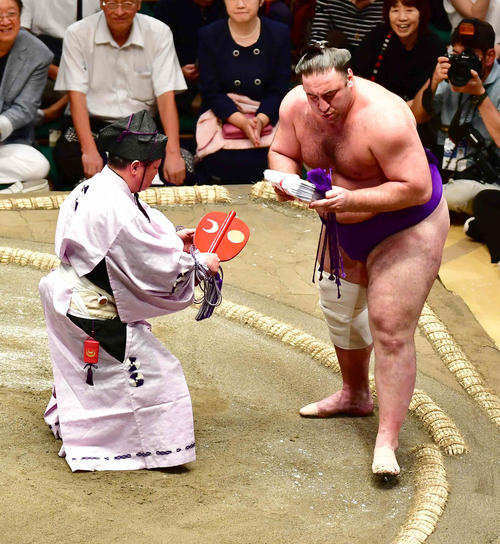 栃ノ心（右）は正代を突き落としで下し懸賞を手にする（撮影・小沢裕）