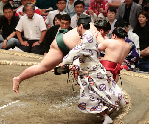 錦木に敗れた炎鵬（右）（撮影・丹羽敏通）