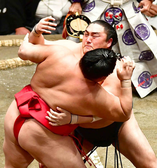 隠岐の海は阿武咲（左）を寄り切りで下し中日への勝ち越しを決める（撮影・小沢裕）
