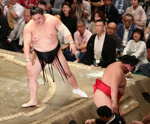 阿武咲を破って勝ち越しを決めた隠岐の海（左）（撮影・丹羽敏通）