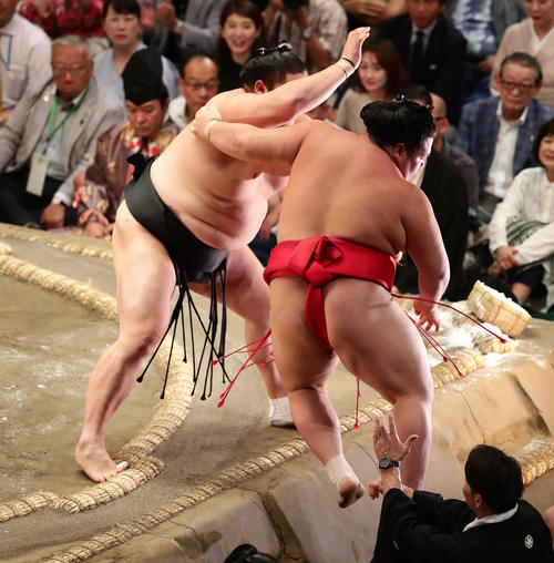 阿武咲を破って勝ち越しを決めた隠岐の海（左）（撮影・丹羽敏通）