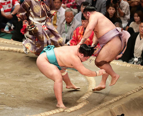 琴恵光を破った明生（左）（撮影・丹羽敏通）