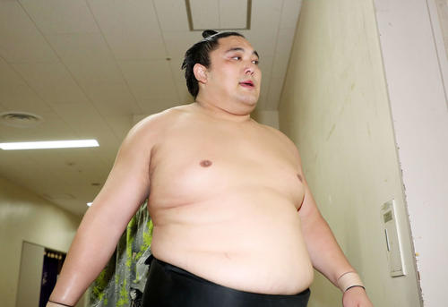 インタビュールームに向かう隠岐の海（撮影・鈴木正人）