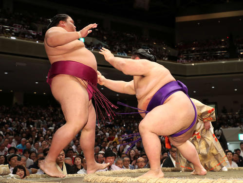 御嶽海（左）を押し出しで破る貴景勝（撮影・鈴木正人）