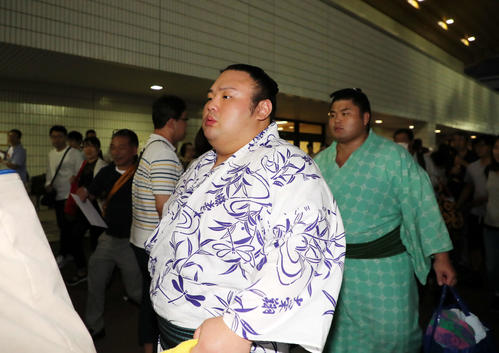 国技館を引き揚げる貴景勝（撮影・鈴木正人）