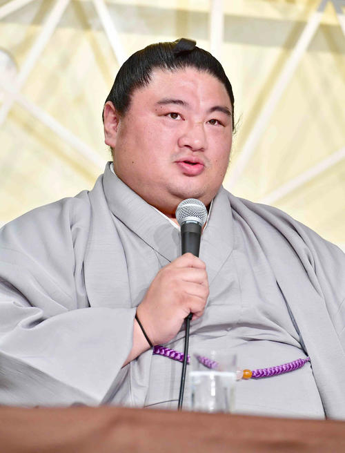 引退会見に臨む嘉風（撮影・小沢裕）