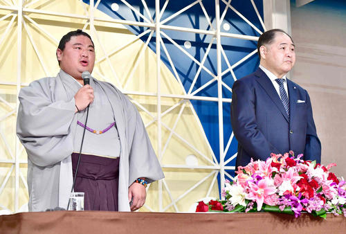 引退会見に臨む嘉風。右は尾車親方（撮影・小沢裕）