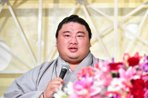 引退会見に臨む嘉風（撮影・小沢裕）
