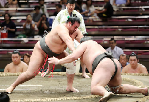 鏡桜（右）を押し出しで破る千代の国（撮影・鈴木正人）