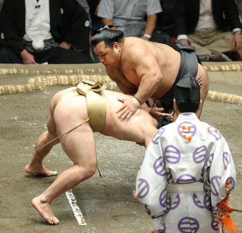 石浦（左）をはたき込みで破る松鳳山（撮影・河田真司）