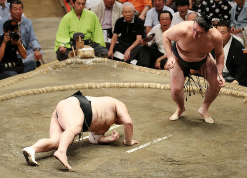 隠岐の海（左）を引き落としで破る竜電（撮影・鈴木正人）