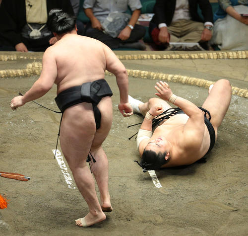 竜電（左）に引き落としで敗れる隠岐の海（撮影・河田真司）