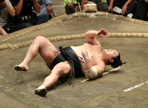 竜電に引き落としで敗れた隠岐の海（撮影・鈴木正人）