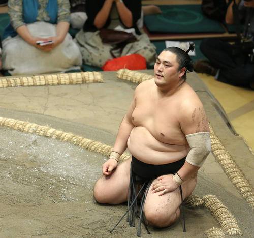 竜電に敗れ連勝を止めてしまい、肩を落としながらしばらく立ち上がれない隠岐の海（撮影・河田真司）