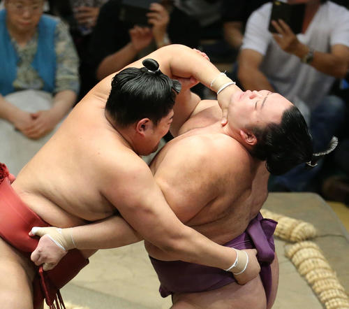 阿炎（左）の攻めに耐える朝乃山（撮影・河田真司）