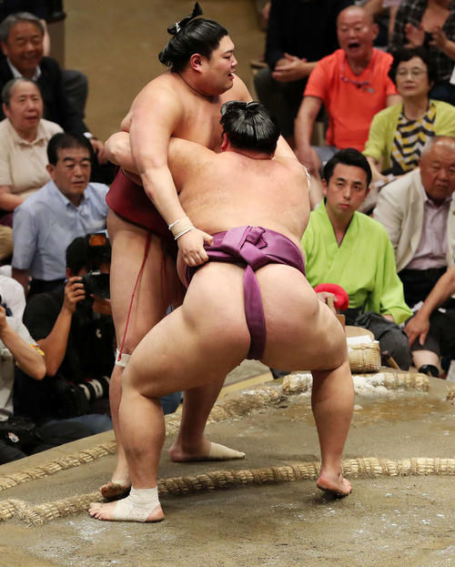 阿炎（左）を寄り切りで破る朝乃山（撮影・鈴木正人）