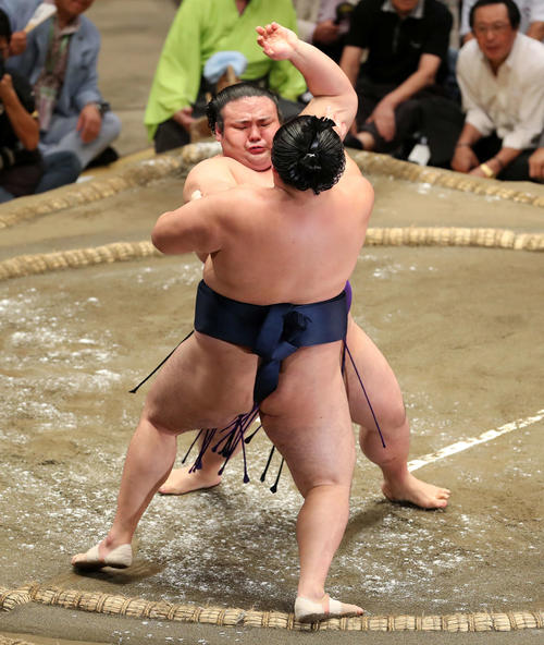 玉鷲（手前）を激しく攻める貴景勝（撮影・鈴木正人）