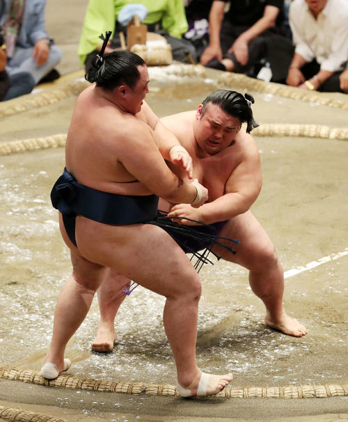 玉鷲（左）を押し出しで破る貴景勝（撮影・鈴木正人）