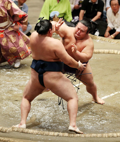 玉鷲（左）を激しく攻める貴景勝（撮影・鈴木正人）