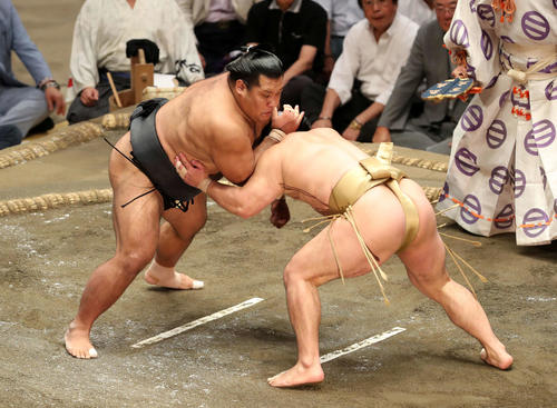 石浦（右）をはたき込みで破る松鳳山（撮影・鈴木正人）