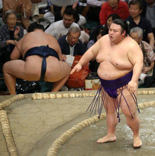 玉鷲（左）を押し出しで下す貴景勝（撮影・河田真司）