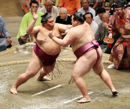 友風（右）を激しく攻める御嶽海（撮影・鈴木正人）