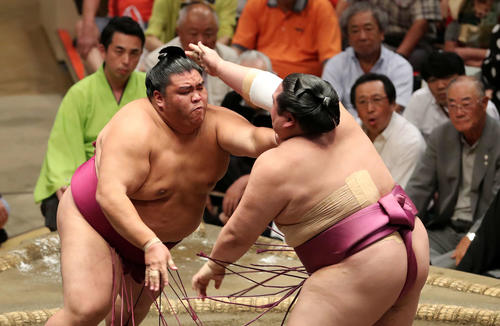 友風（右）を激しく攻める御嶽海（撮影・鈴木正人）