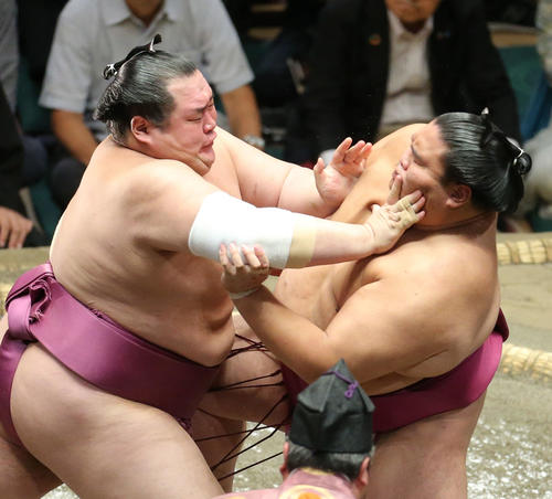 御嶽海（右）を攻める友風（撮影・河田真司）
