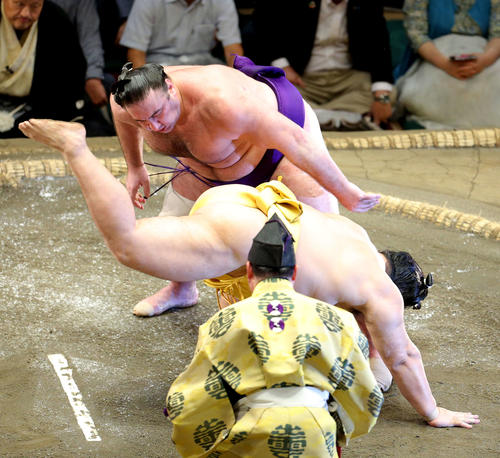 遠藤（下）をはたき込みで破る栃ノ心（撮影・河田真司）